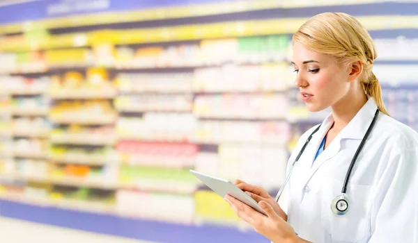 Farmacista Che Utilizza Tablet Farmacia Assistenza Sanitaria Personale Farmaceutico — Foto Stock