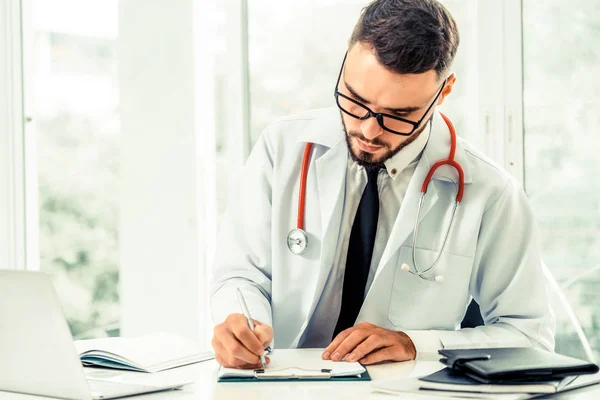 Médico Trabalhar Num Computador Portátil Mesa Escritório Hospital Conceito Médico — Fotografia de Stock