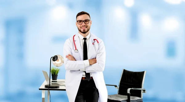 Médico Guapo Parado Consultorio Del Hospital Mirando Cámara Servicio Atención — Foto de Stock