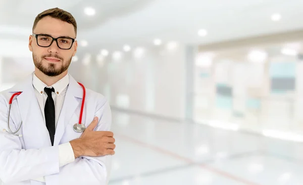 Hastanede Çalışan Genç Bir Erkek Doktor Sağlık Doktor Hizmetleri — Stok fotoğraf