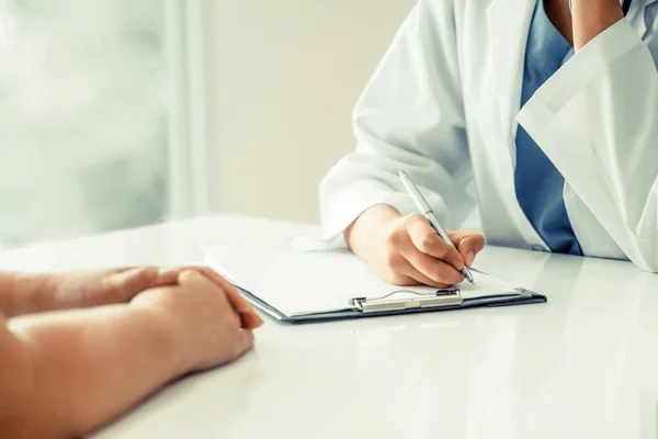 Donna Medico Parla Con Paziente Femminile Mentre Scrive Sulla Cartella — Foto Stock