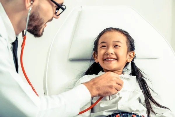 Joven Doctor Examinando Niño Oficina Del Hospital Niño Feliz Tiene — Foto de Stock