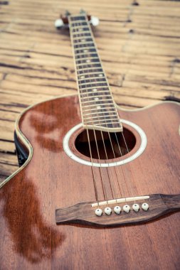Klasik gitar ahşap arka plan üzerinde. Müzik ve eğlence kavramı.
