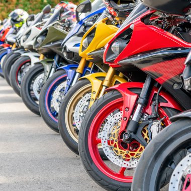 Macera yolculuğu sırasında şehir caddesinde motosiklet grubu otoparkı. Motosikletçiler toplum seyahati kavramı.
