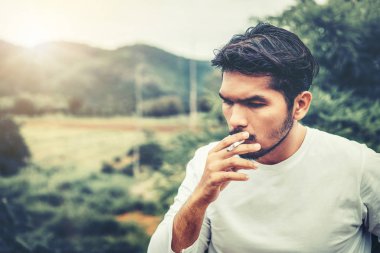 Genç adam açık havada ve doğa arka planda Sigara İçilmeyen.