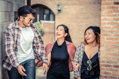 Üniversite öğrencilerinin üniversitede yürüyüş grubu. Arkadaşları ve topluluk kavramı kolej.