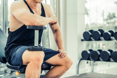 Kaslı adam vücut fitness spor salonu Eğitim dumbbells ile. Sağlıklı yaşam tarzı ve vücut geliştirme kavramı.
