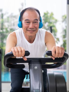 Komuta sizde egzersiz fitness Center'da Bisiklete binme makinede. Olgun sağlıklı yaşam tarzı.