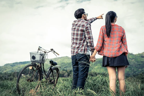 Feliz Joven Pareja Hombre Mujer Montar Bicicleta Campo Hierba Verde —  Fotos de Stock