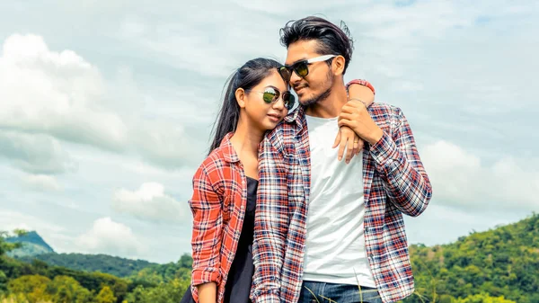 Gelukkige Paar Maak Een Romantische Wandeling Het Groene Grasveld Heuvels — Stockfoto