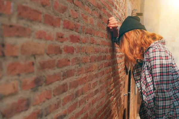 Depressieve Tiener Vrouw Verdrietig Alleen Tegen Muur Oude Stad Onderwijs — Stockfoto