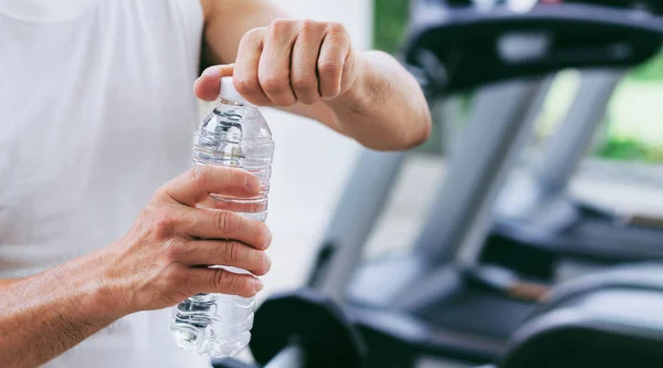 Homme Âgé Boire Eau Minérale Dans Centre Fitness Après Exercice — Photo