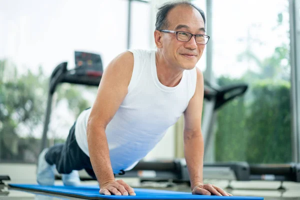 Senior Man Omhoog Duwen Fitnessruimte Volwassen Gezonde Levensstijl — Stockfoto
