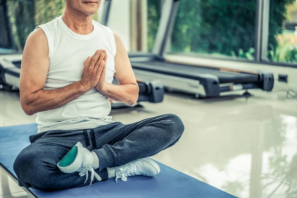 Senior Man Praktijk Yoga Fitnessruimte Volwassen Gezonde Levensstijl — Stockfoto