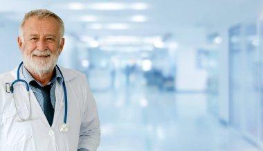 Hastanede çalışan üst düzey erkek doktor. Tıbbi doktor ve sağlık personeli hizmet.