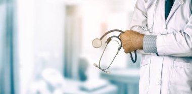 Hastanede çalışan üst düzey erkek doktor. Tıbbi doktor ve sağlık personeli hizmet.