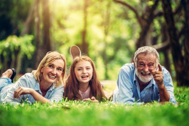 Mutlu bir aile birlikte parkta yaz aylarında rahatlatıcı. Aile bağı ve ilişkisi kavramı.
