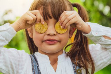 Bitcoin dijital para tutan küçük bir kız çocuk. Yatırım ve ticaret kolay bitcoin kavramı.