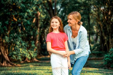 Rahat mutlu anne ve küçük çocuk kız açık havada genel Park. Ebeveyn ve çocuk kavramı.