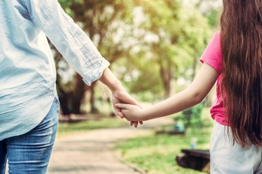 Rahat mutlu anne ve küçük çocuk kız açık havada genel Park. Ebeveyn ve çocuk kavramı.