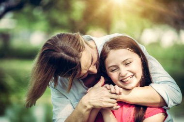 Rahat mutlu anne ve küçük çocuk kız açık havada genel Park. Ebeveyn ve çocuk kavramı.