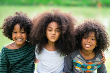 Okul Bahçesi oynayan mutlu Afro-Amerikan erkek ve kız çocuk grubu. Çocuklar dostluk ve eğitim kavramı.