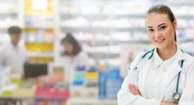 Eczanede çalışan kadın eczacı. Tıbbi doktor ve sağlık personeli hizmet.