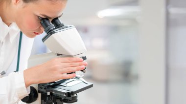 Bilim adamı araştırmacı laboratuarda mikroskop kullanarak. Tıbbi sağlık teknoloji ve ilaç araştırma ve geliştirme kavramı.