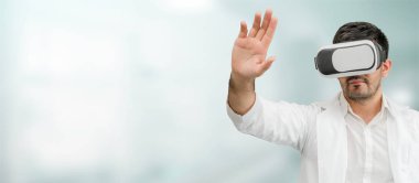 VR sanal gerçeklik giyen erkek Doktor hastanede gözlükler. Tıbbi Teknoloji Araştırma Enstitüsü ve Doktor personel hizmet anlayışı.