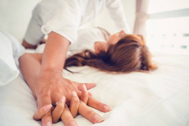 Ev yatak ön sevişme yatakta samimi genç çiftin romantik aşk.