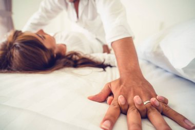 Ev yatak ön sevişme yatakta samimi genç çiftin romantik aşk.