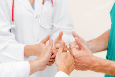 Tıbbi hizmet çalışması - Doktor, cerrah ve hemşire birleştirmek el ele tutusun.