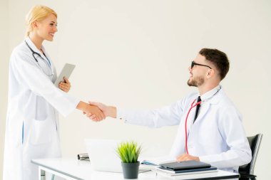 El sıkışma başarı ve profesyonel sağlık personeli ekip çalışması gösteren başka bir doktora veren hastanede doktor.
