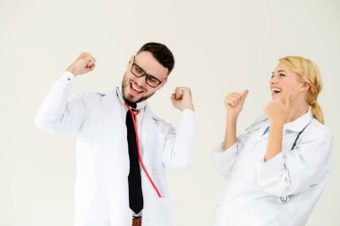 Mutlu başarılı doktor ile hasta tedavi başarısı için duran başka bir doktor hastane office zafer kutluyor.