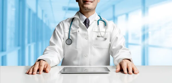 Médico Masculino Sentado Mesa Con Tableta Consultorio Del Hospital Personal — Foto de Stock