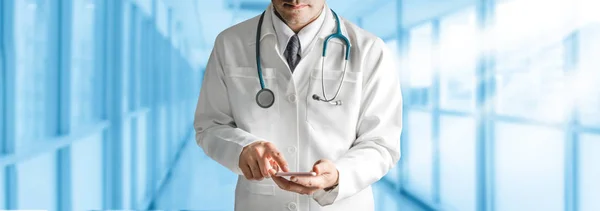 Male Doctor Using Mobile Phone Hospital Medical Healthcare Doctor Service — Stock Photo, Image