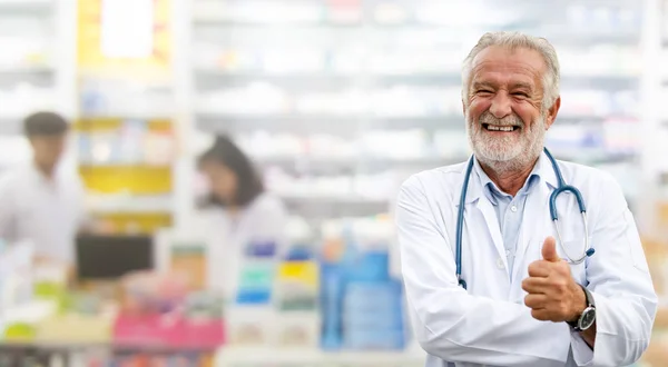 快乐的高级药剂师站在药房 制药业务和服务 — 图库照片
