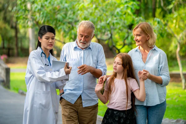 Bonne Famille Bonne Santé Médecin Parlant Dans Parc Personnel Santé — Photo