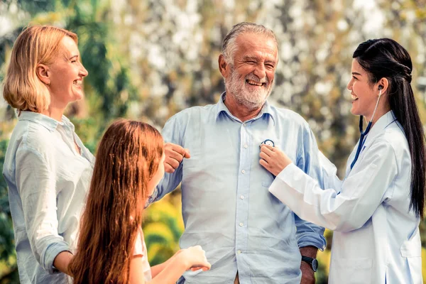 Feliz Familia Sana Médico Hablando Parque Concepto Servicio Personal Sanitario —  Fotos de Stock