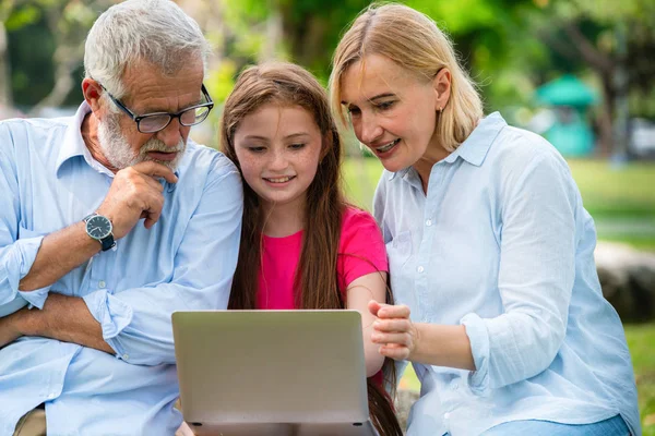 Glückliche Familie Mit Laptop Computer Zusammen Gartenpark Sommer Konzept Für — Stockfoto