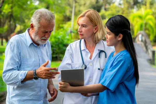 Aîné Discute Avec Médecin Une Infirmière Soignant Dans Parc Personnes — Photo