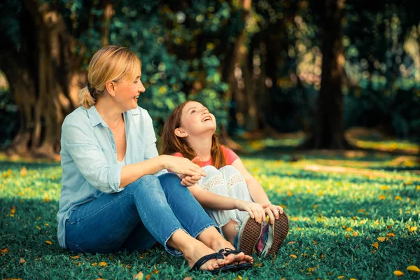 Uvolněné Happy Matka Dítě Dceruška Venku Veřejný Park Koncept Rodičovství — Stock fotografie