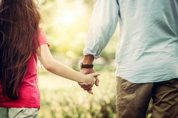 Vader Dochter Hand Hand Wandelen Het Park Zomer Liefde Familie — Stockfoto