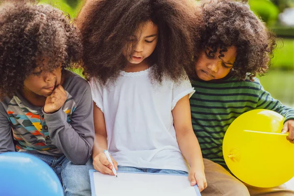 Buon Gruppo Ragazzi Afroamericani Che Giocano Nel Parco Giochi Scuola — Foto Stock