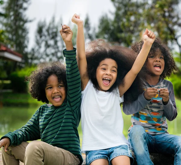 Feliz Grupo Afroamericano Niños Niñas Jugando Patio Recreo Escuela Concepto — Foto de Stock