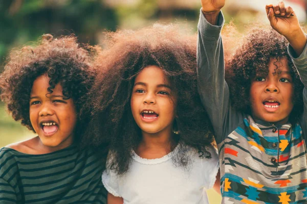 Joyeux Groupe Enfants Afro Américains Jouant Dans Aire Jeux École — Photo