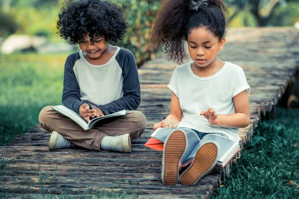 Mutlu Erkek Kız Parkta Afro Amerikan Çocuk Birlikte Bahçede — Stok fotoğraf