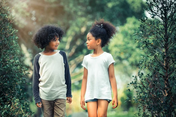 Ragazzino Ragazza Felici Nel Parco Due Bambini Afroamericani Insieme Giardino — Foto Stock