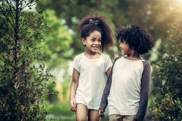 Ragazzino Ragazza Felici Nel Parco Due Bambini Afroamericani Insieme Giardino — Foto Stock