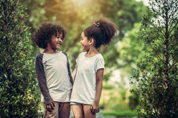 Mutlu Erkek Kız Parkta Afro Amerikan Çocuk Birlikte Bahçede — Stok fotoğraf